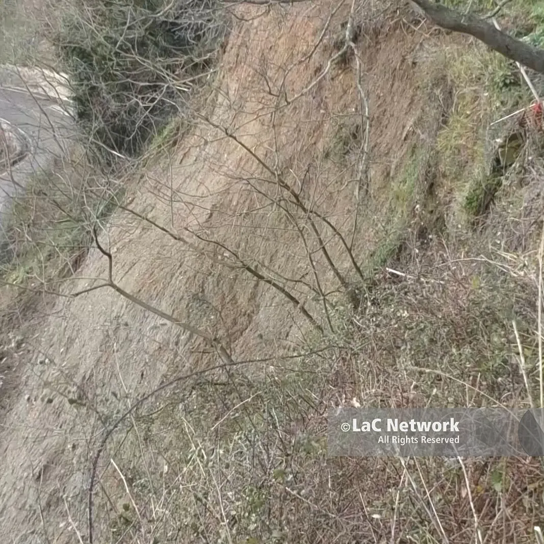 Frana minaccia una casa a Tiriolo, il sindaco sgombera i residenti. E ora preoccupa la nuova ondata di maltempo\n