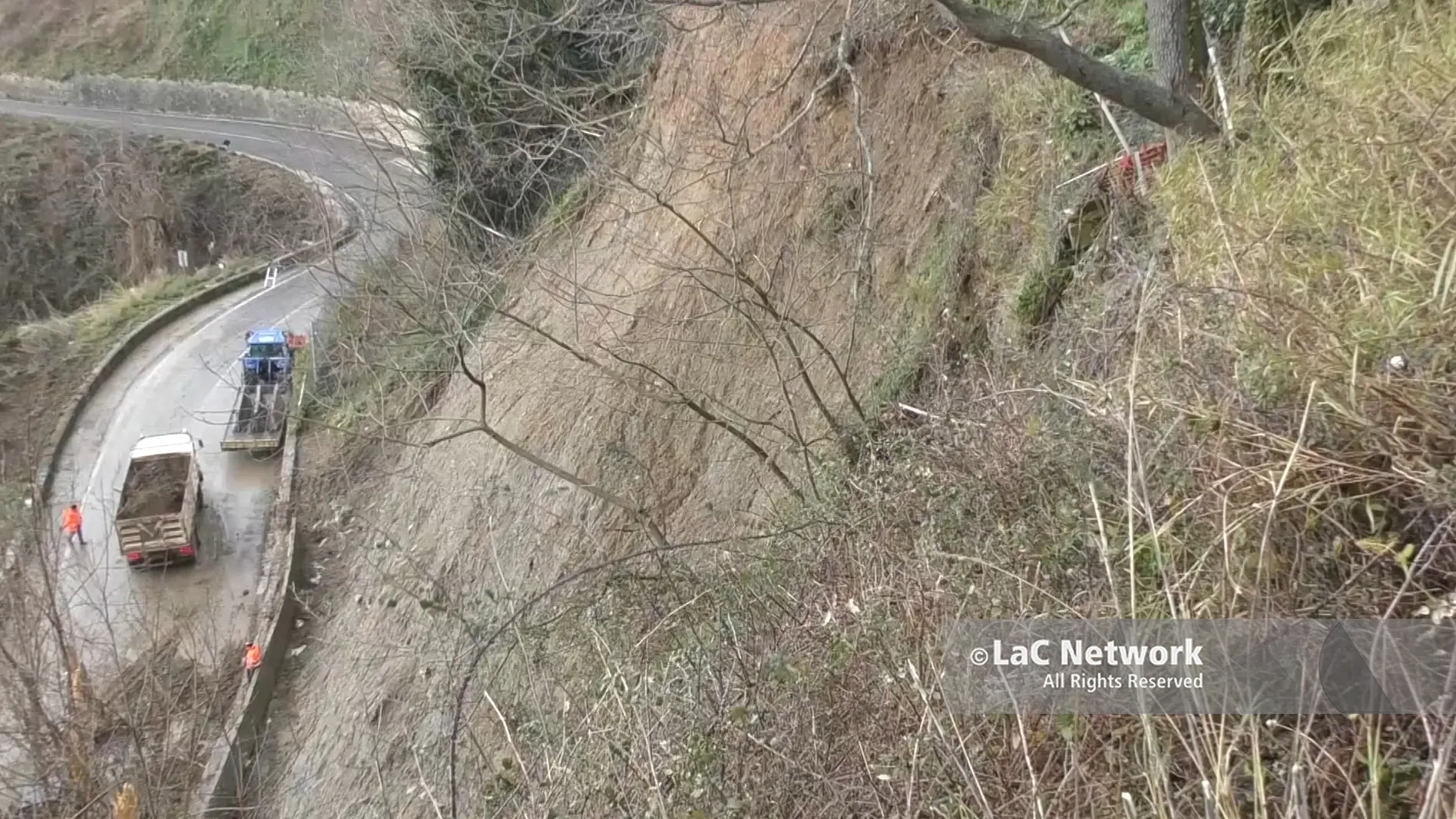 Frana minaccia una casa a Tiriolo, il sindaco sgombera i residenti. E ora preoccupa la nuova ondata di maltempo\n