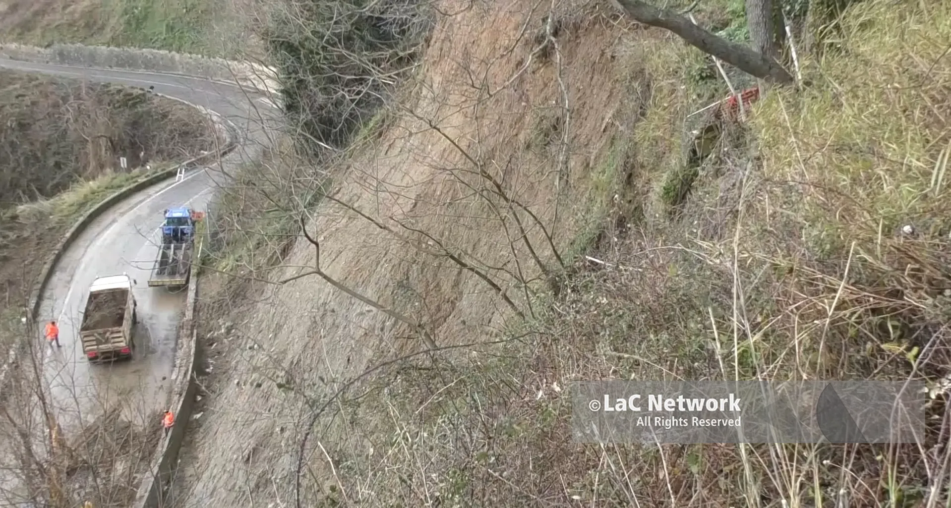 Frana minaccia una casa a Tiriolo, il sindaco sgombera i residenti. E ora preoccupa la nuova ondata di maltempo\n