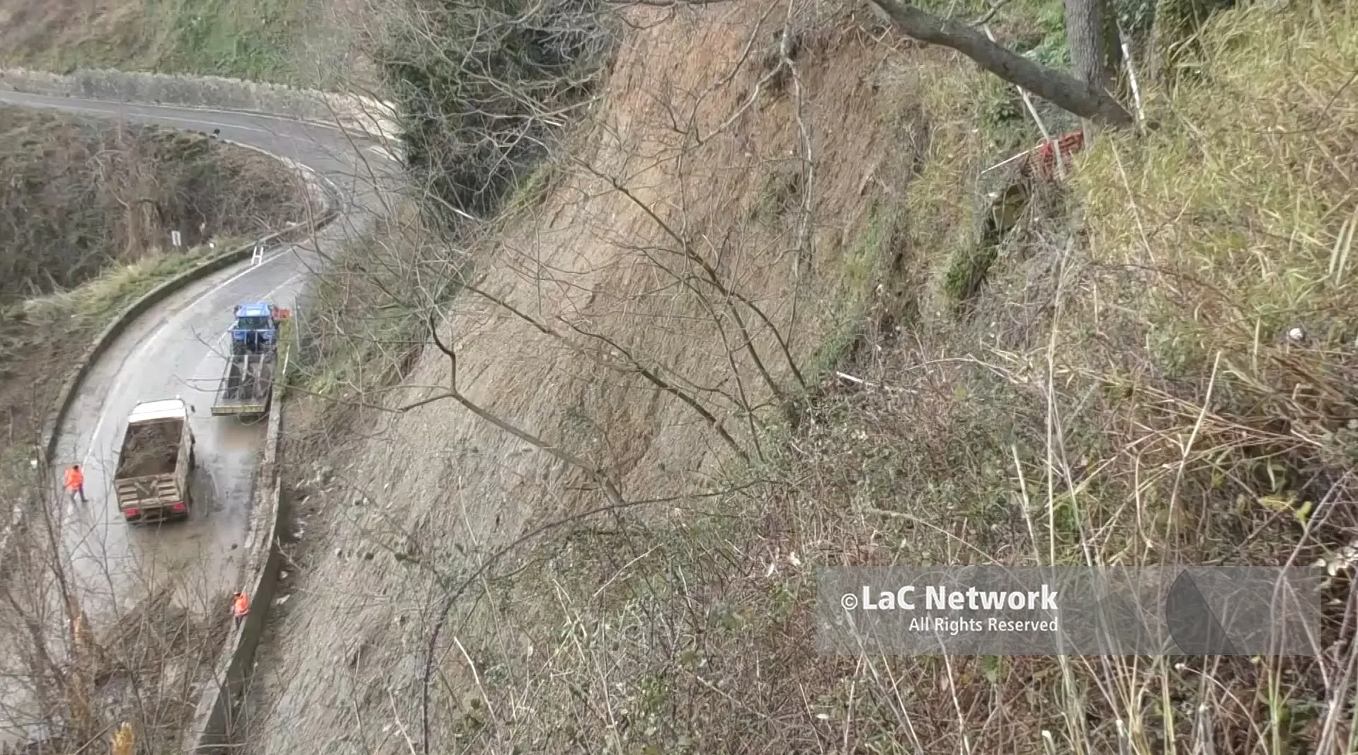 Frana minaccia una casa a Tiriolo, il sindaco sgombera i residenti. E ora preoccupa la nuova ondata di maltempo\n
