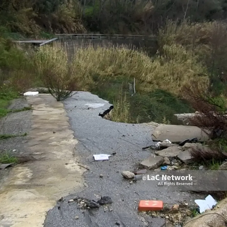 Vivere sull’orlo del precipizio, a San Calogero la frana fa ancora spavento: «Ogni volta che piove temiamo di fare la fine di Niscemi»\n