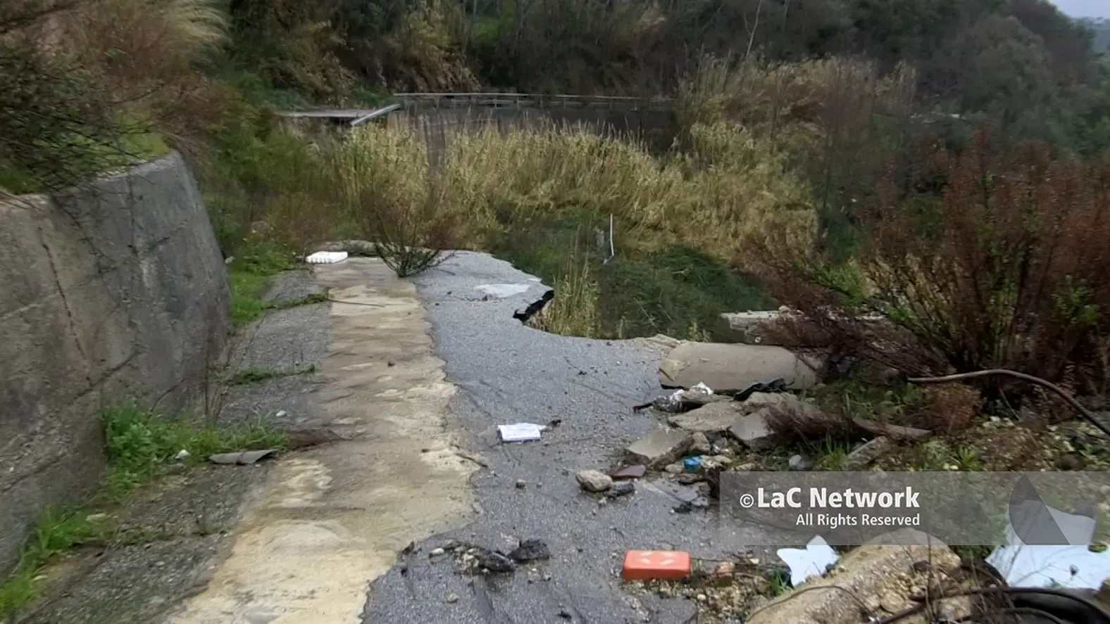 <p>La strada provinciale crollata a causa della frana di San Calogero</p>\\n
