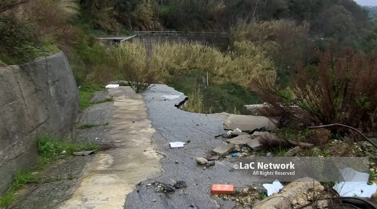 Vivere sull’orlo del precipizio, a San Calogero la frana fa ancora spavento: «Ogni volta che piove temiamo di fare la fine di Niscemi»\n