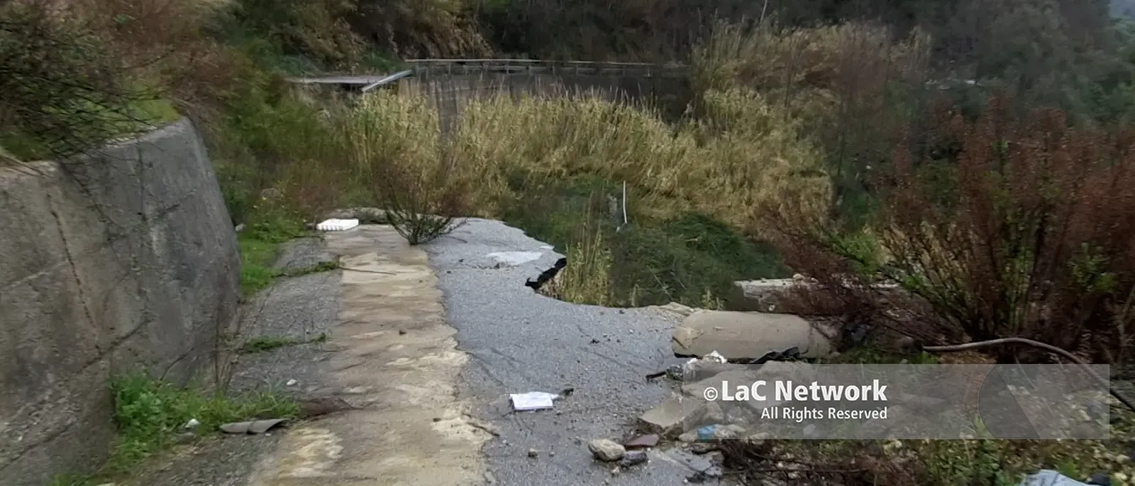 Vivere sull’orlo del precipizio, a San Calogero la frana fa ancora spavento: «Ogni volta che piove temiamo di fare la fine di Niscemi»\n