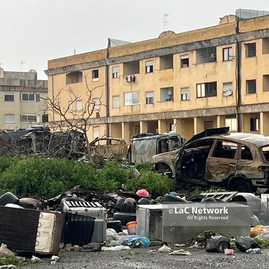 Arghillà nord affonda tra i rifiuti: discariche fino a sotto le finestre degli alloggi e nuovo cimitero di auto bruciate –\u00A0 FOTO\n