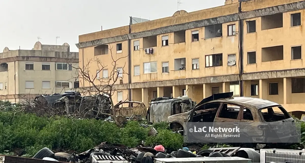 Arghillà nord affonda tra i rifiuti: discariche fino a sotto le finestre degli alloggi e nuovo cimitero di auto bruciate –\u00A0 FOTO\n