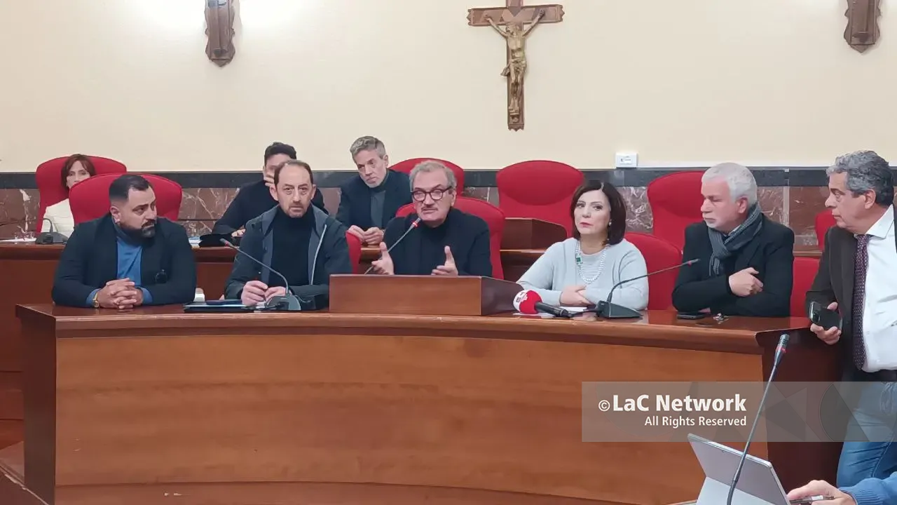 <p>Il sindaco Romeo&nbsp;in conferenza stampa</p>\\n