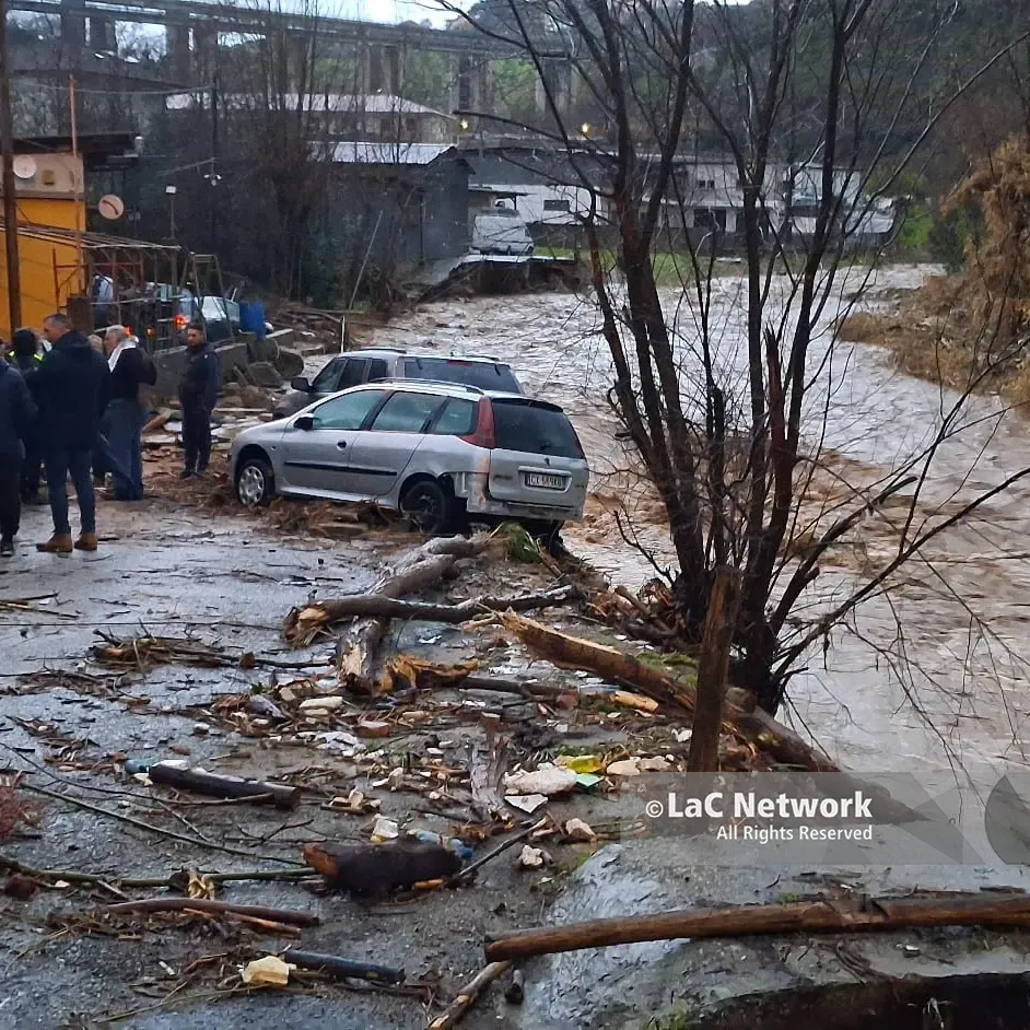 Esonda il Busento tra Cosenza e Dipignano: danni ad auto e paura tra i residenti\n