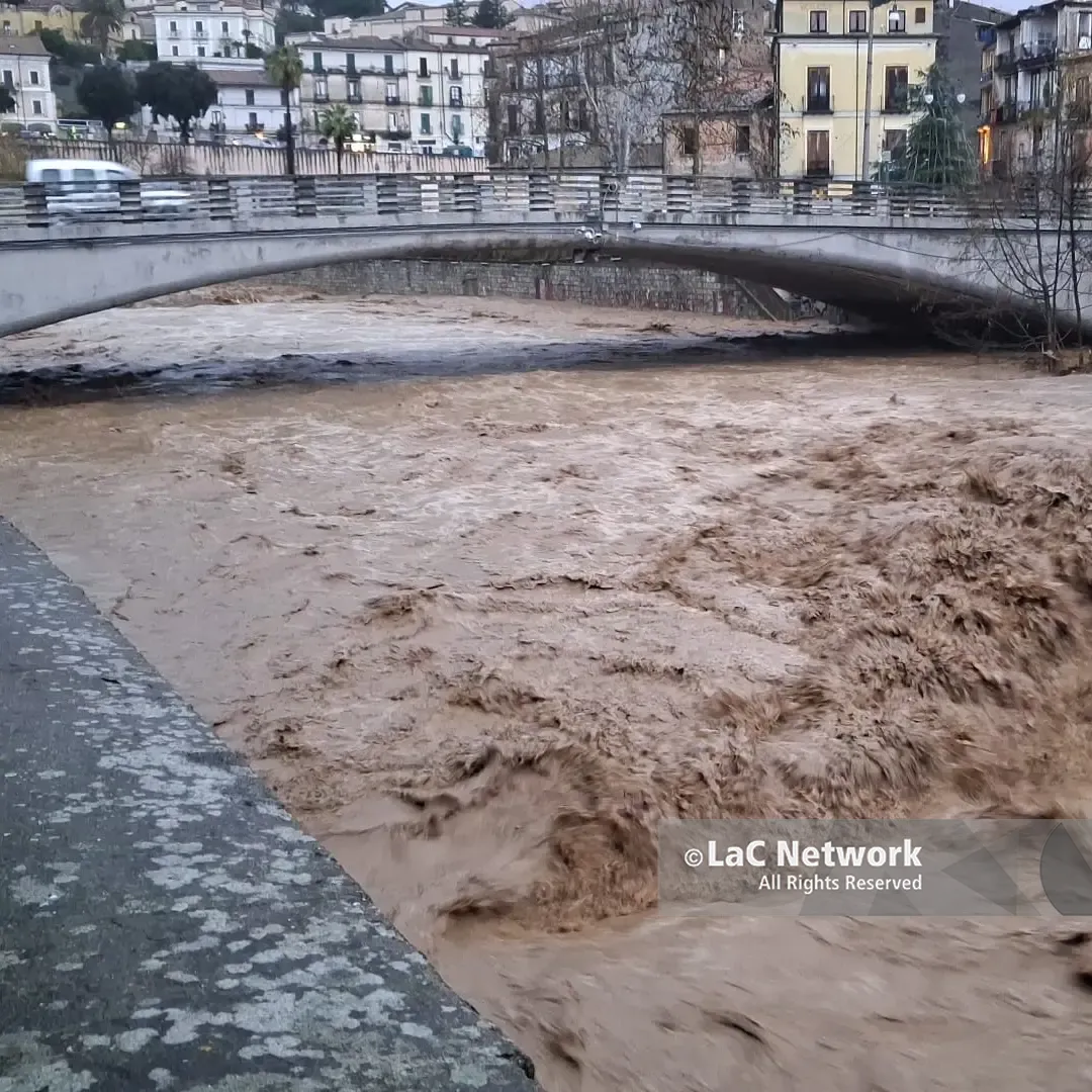 Maltempo, notte terribile a Cosenza e provincia. Crati e Busento, fiumi in piena | VIDEO