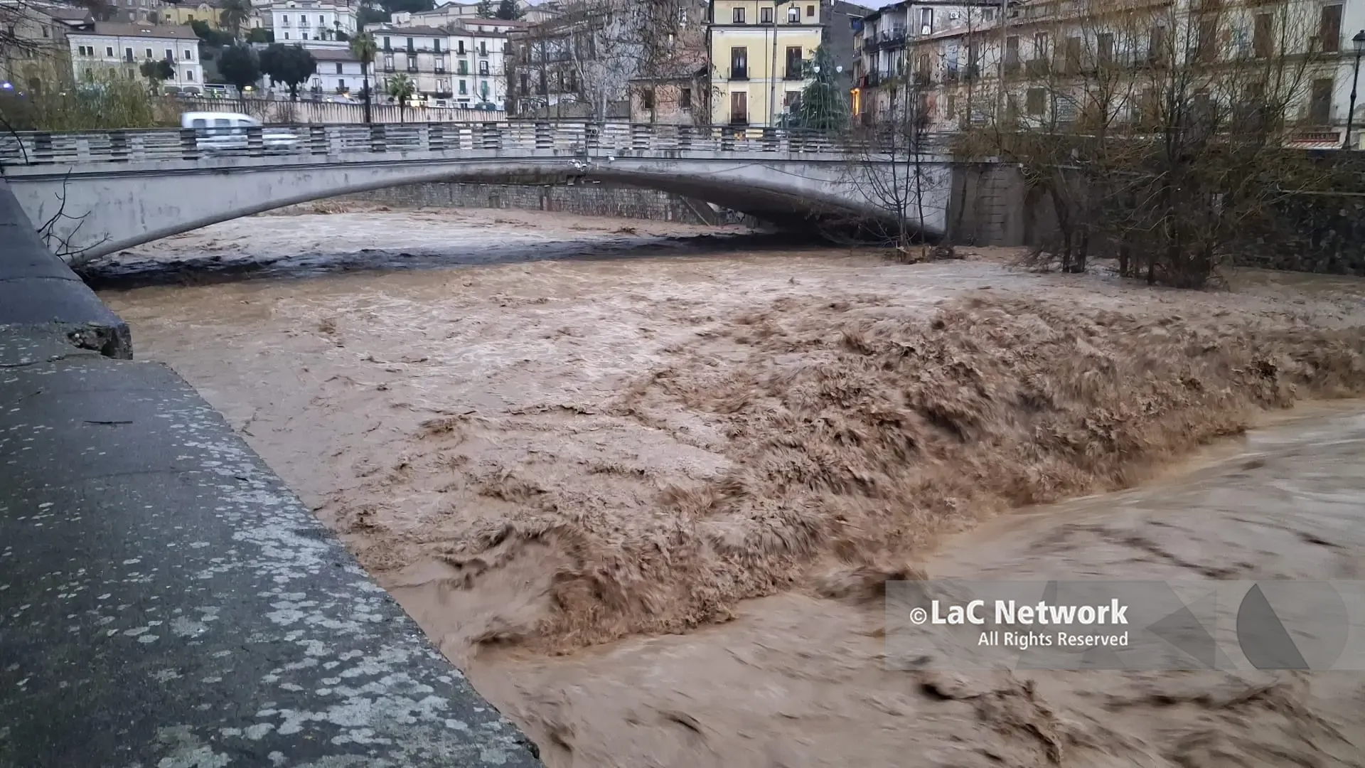Il fiume Busento in piena nel cuore di Cosenza Vecchia