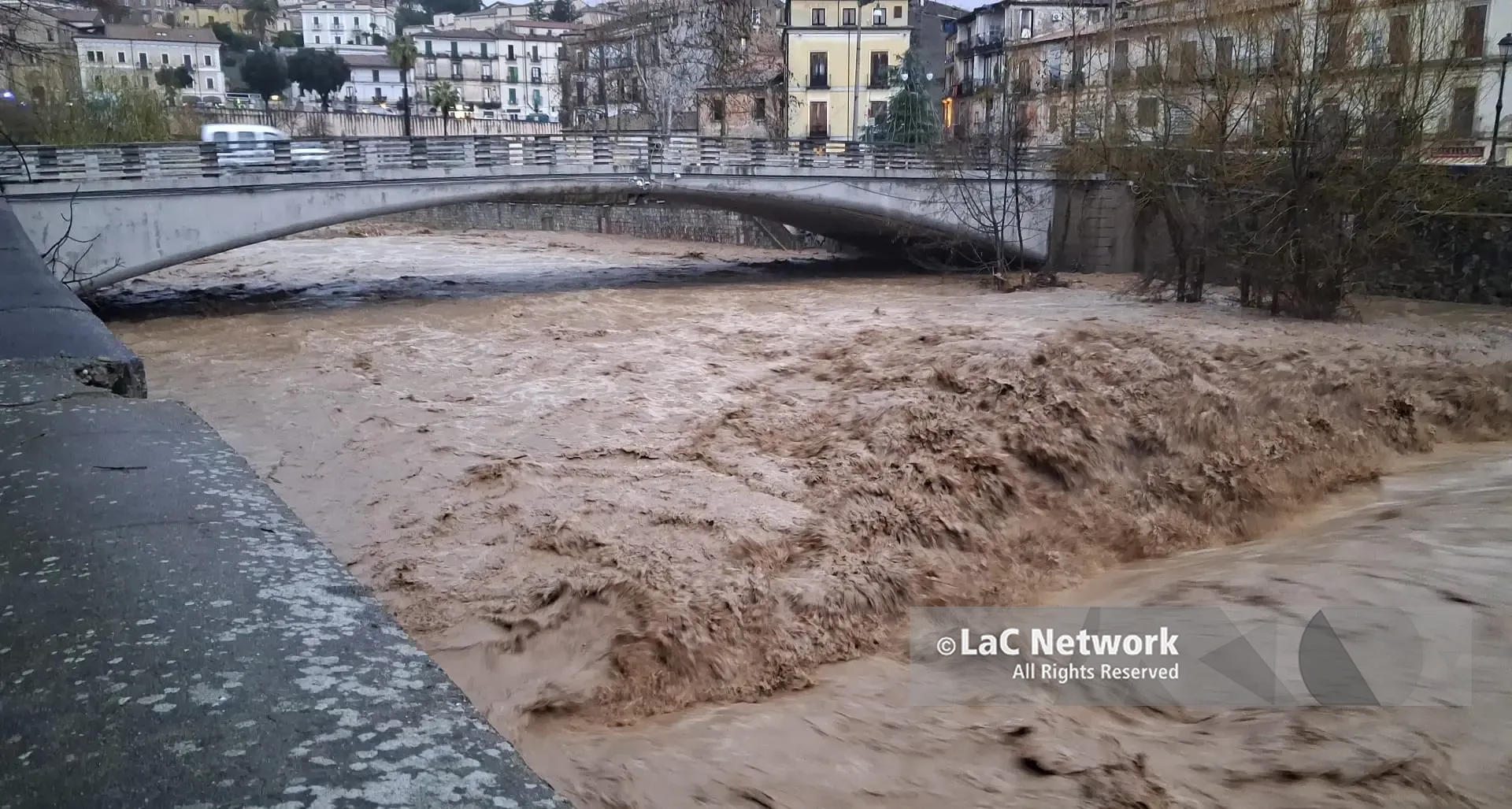 Maltempo, notte terribile a Cosenza e provincia. Crati e Busento, fiumi in piena | VIDEO