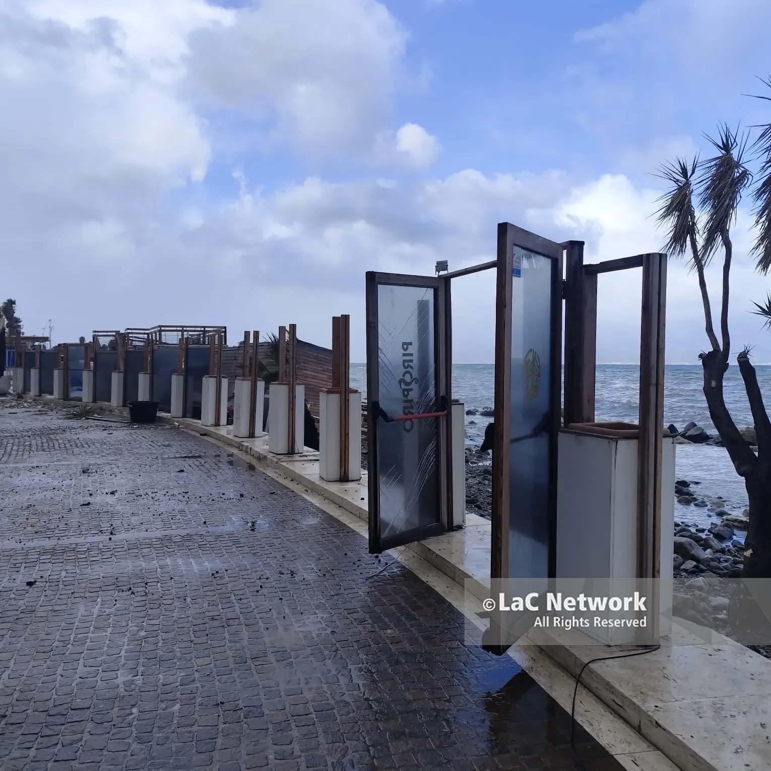 <p>Reggio Calabria, la furia del mare distrugge i lidi sul lungomare Falcomatà | FOTOGALLERY</p>