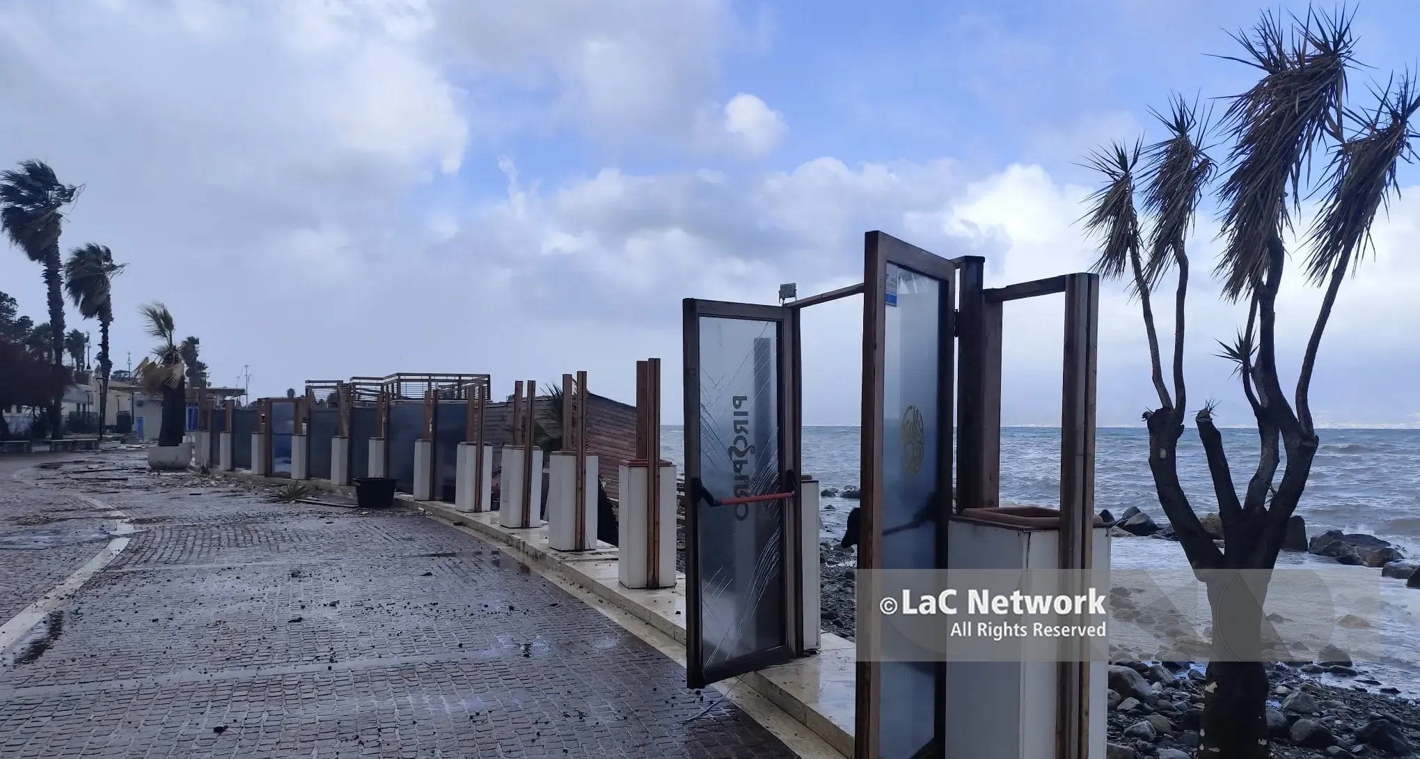 <p>Reggio Calabria, la furia del mare distrugge i lidi sul lungomare Falcomatà | FOTOGALLERY</p>