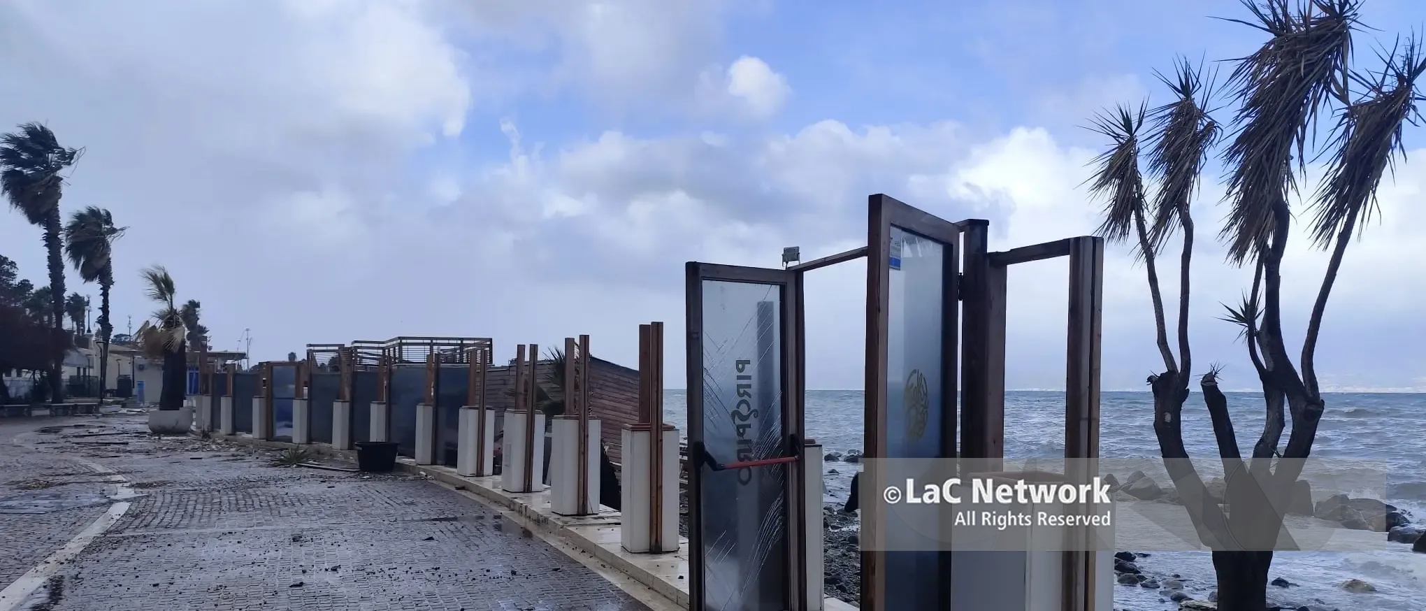 La furia del mare distrugge i lidi sul lungomare Falcomatà a Reggio | FOTOGALLERY\n