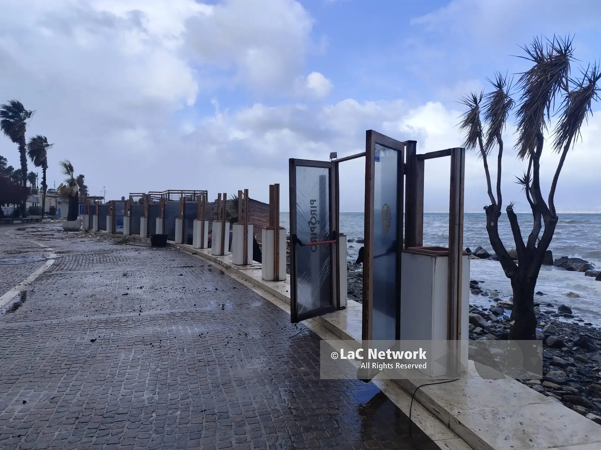 La furia del mare distrugge i lidi sul lungomare Falcomatà a Reggio | FOTOGALLERY
