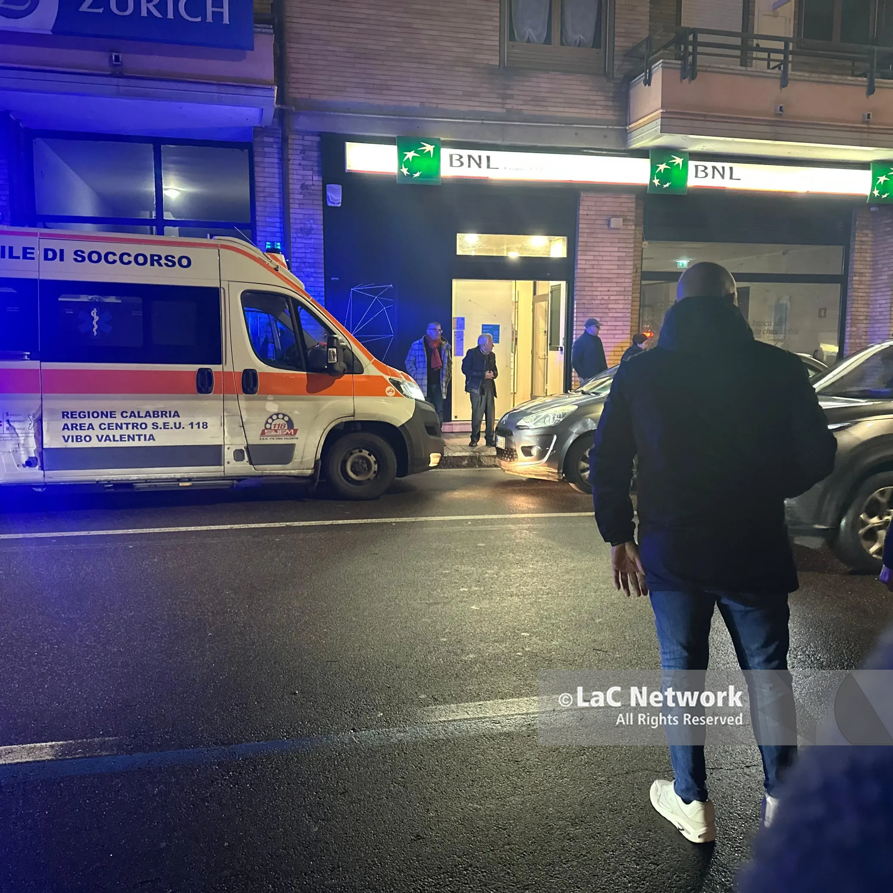 Paura in centro a Vibo Valentia: pedone travolto su Viale Kennedy, trasportato allo Jazzolino\n