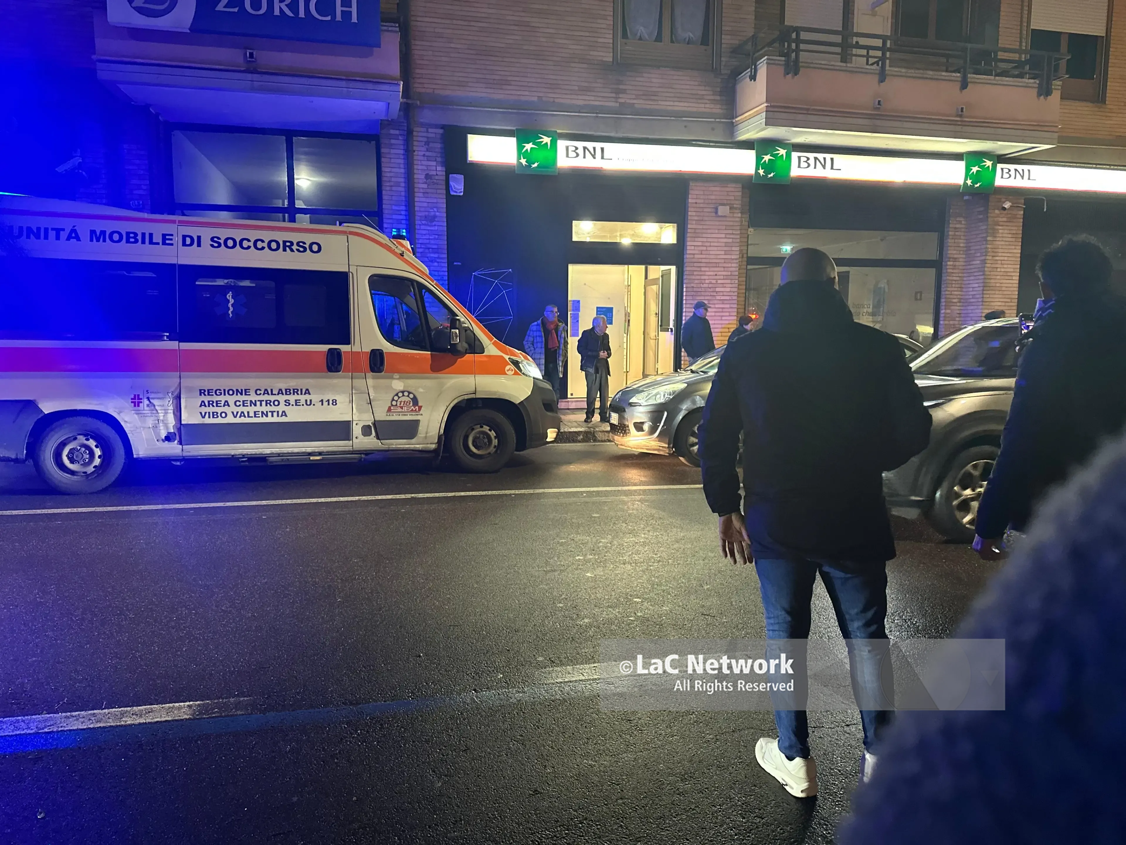 Paura in centro a Vibo Valentia: pedone travolto su Viale Kennedy, trasportato allo Jazzolino\n