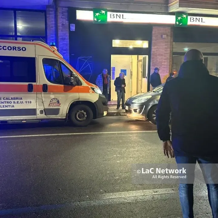 Paura in centro a Vibo Valentia: pedone travolto su Viale Kennedy, trasportato allo Jazzolino\n