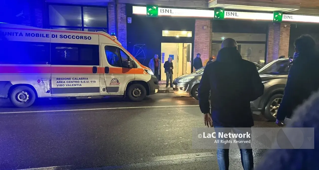 Paura in centro a Vibo Valentia: pedone travolto su Viale Kennedy, trasportato allo Jazzolino\n