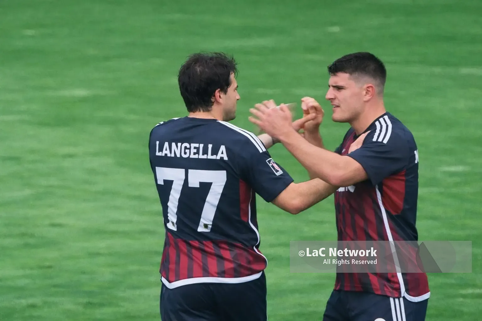Moretti festeggia il gol con Langella