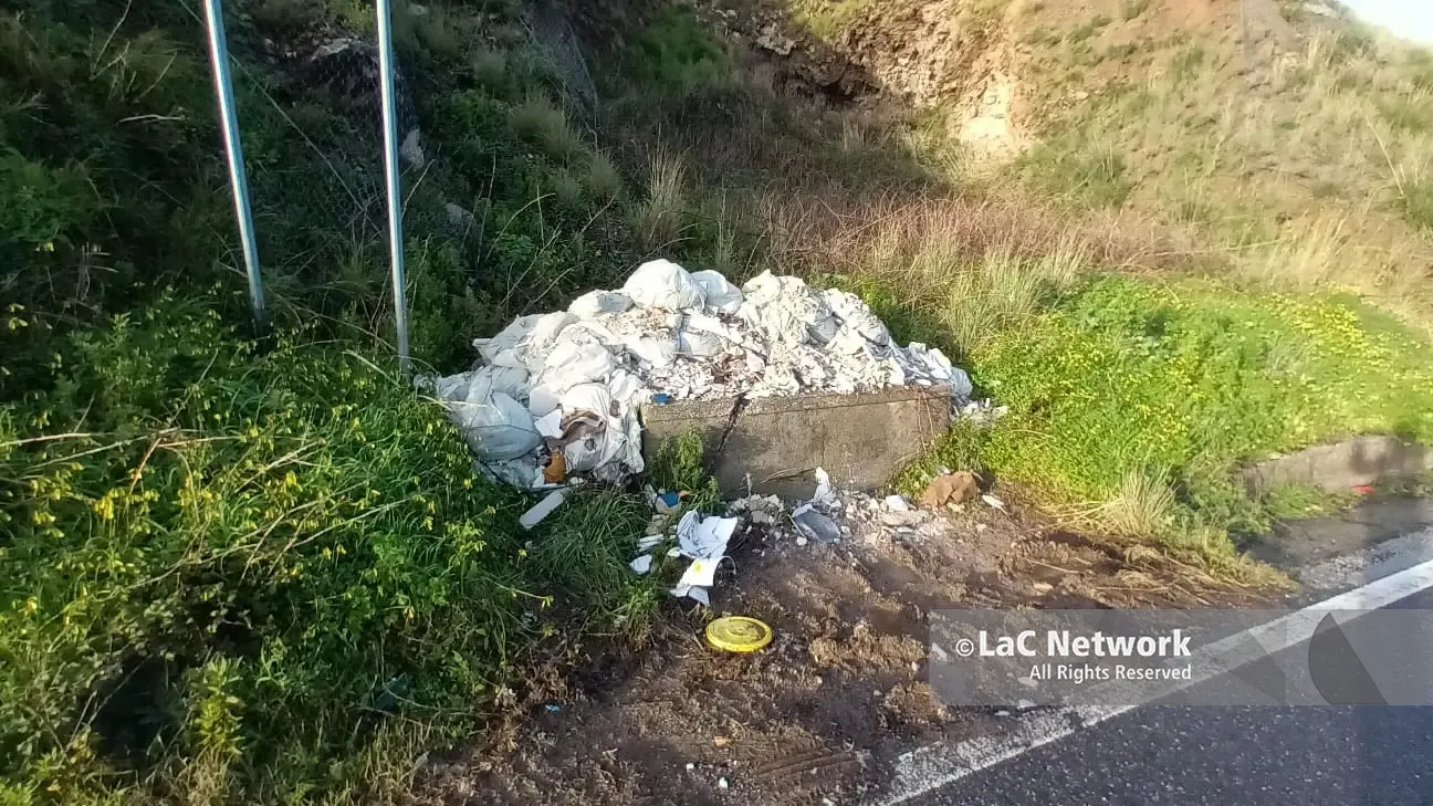 Gli scarti di demolizione abbandonati in un fosso di scolo