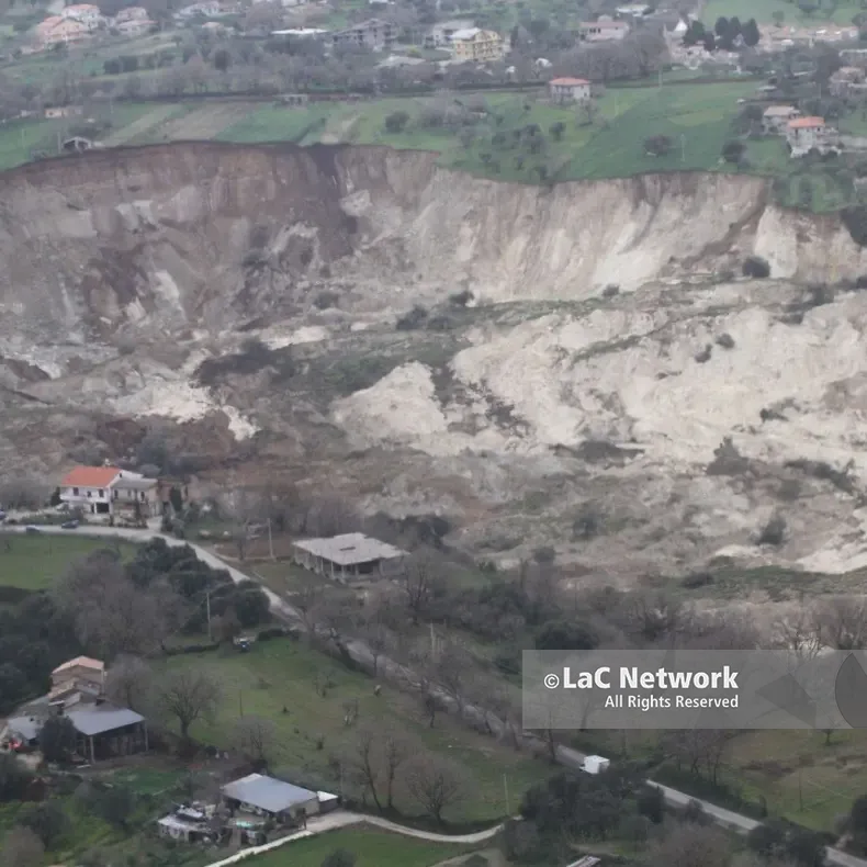 Il giorno che la terra si sciolse, Maierato 16 anni dopo. Dalla frana del 2010 fondi mai trasformati in sicurezza, la relazione shock: «Nulla è cambiato»\n
