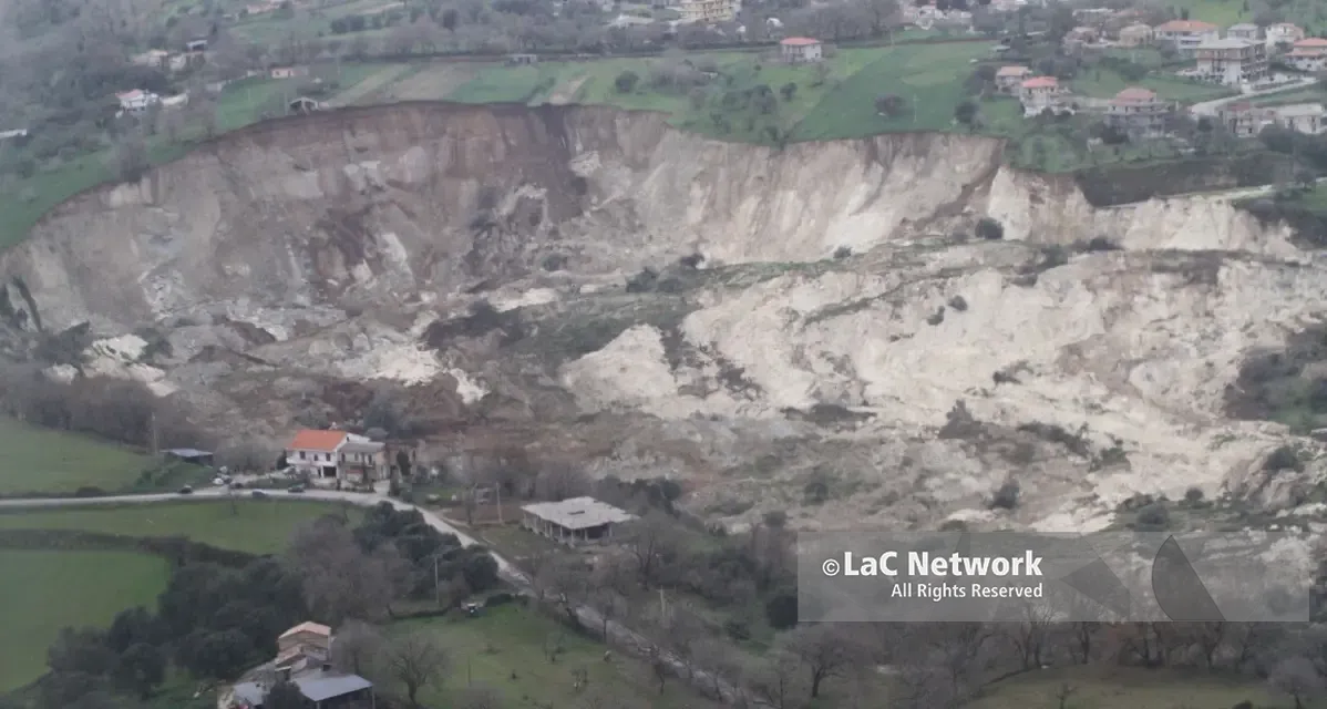 Il giorno che la terra si sciolse, Maierato 16 anni dopo. Dalla frana del 2010 fondi mai trasformati in sicurezza, la relazione shock: «Nulla è cambiato»\n