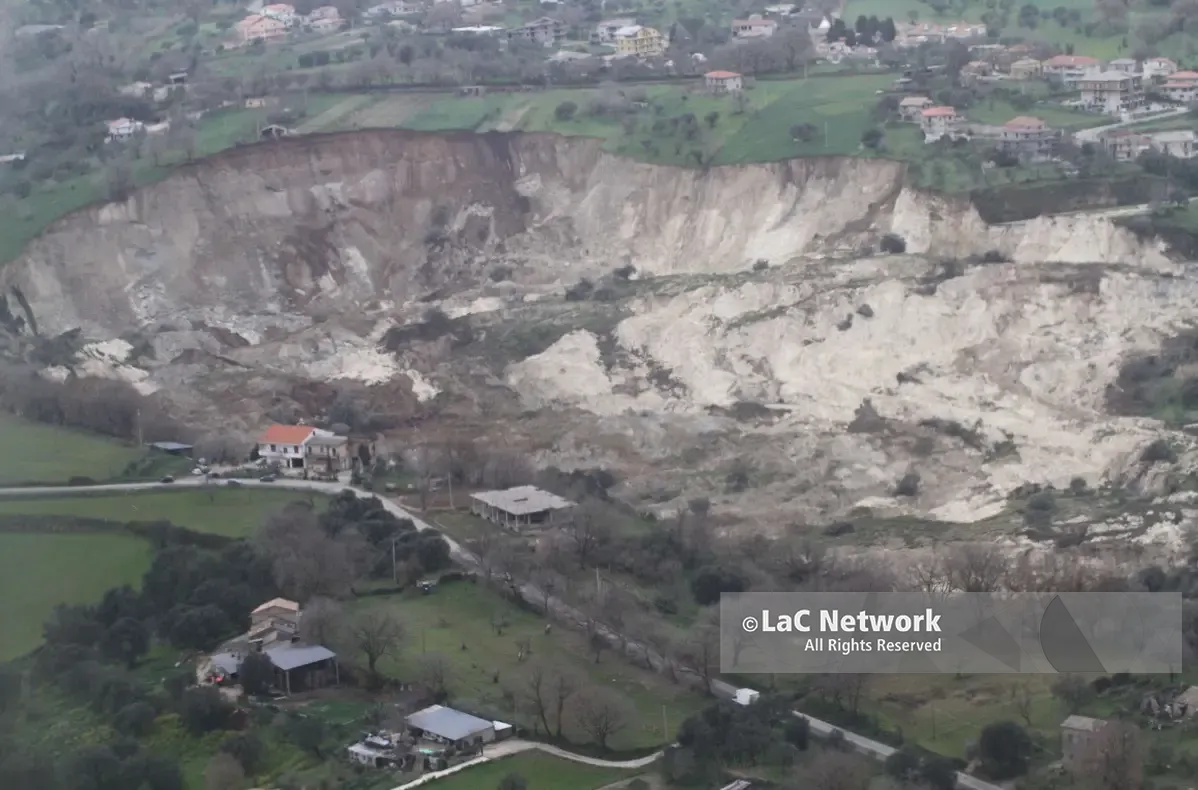 Il giorno che la terra si sciolse, Maierato 16 anni dopo. Dalla frana del 2010 fondi mai trasformati in sicurezza, la relazione shock: «Nulla è cambiato»\n