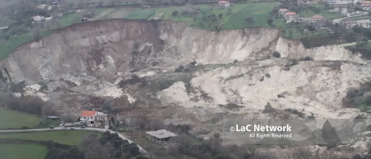 Il giorno che la terra si sciolse, Maierato 16 anni dopo. Dalla frana del 2010 fondi mai trasformati in sicurezza, la relazione shock: «Nulla è cambiato»\n