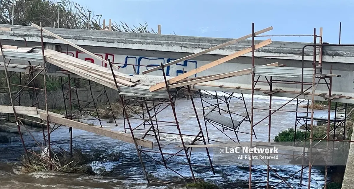 Reggio, cantiere ponte Calopinace: le forti raffiche di vento hanno inclinato l’impalcatura\n