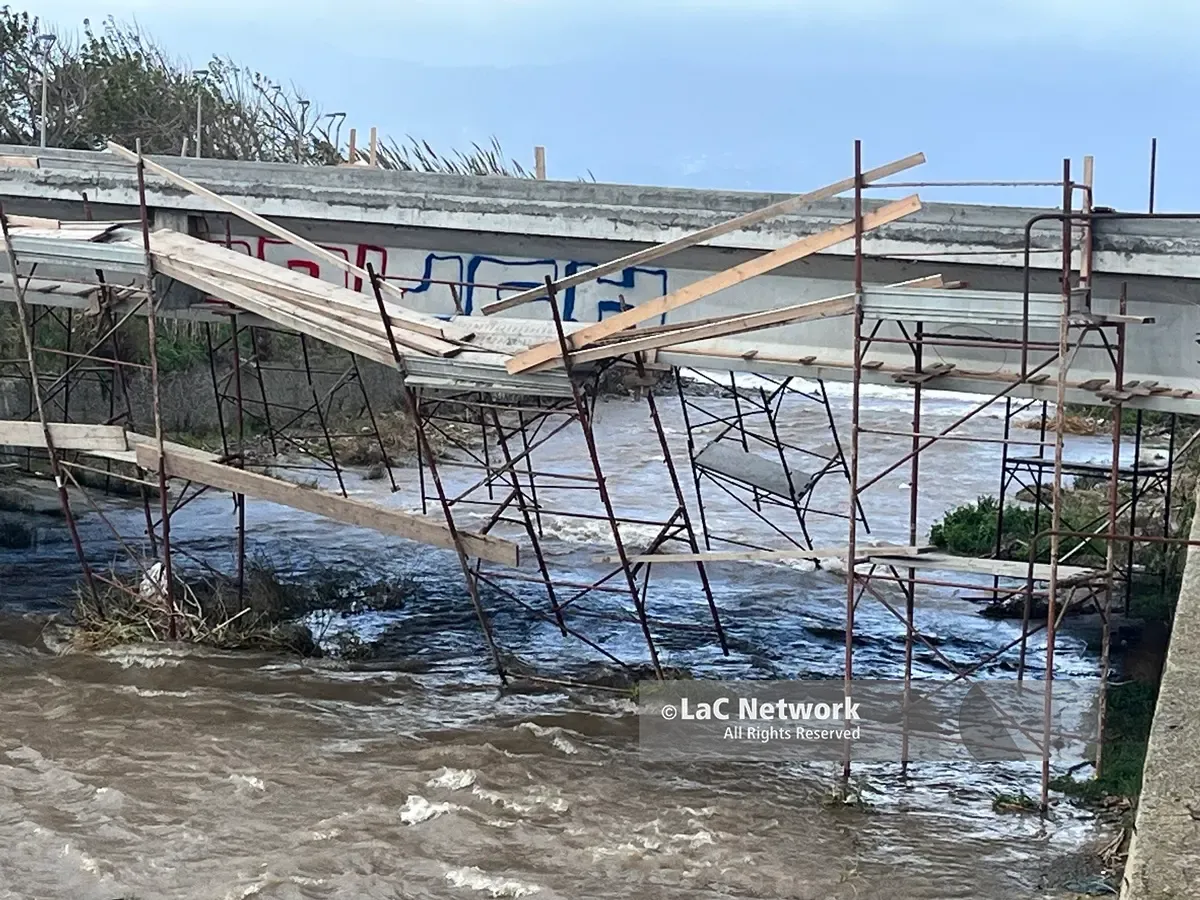 Reggio, cantiere ponte Calopinace: le forti raffiche di vento hanno inclinato l’impalcatura\n