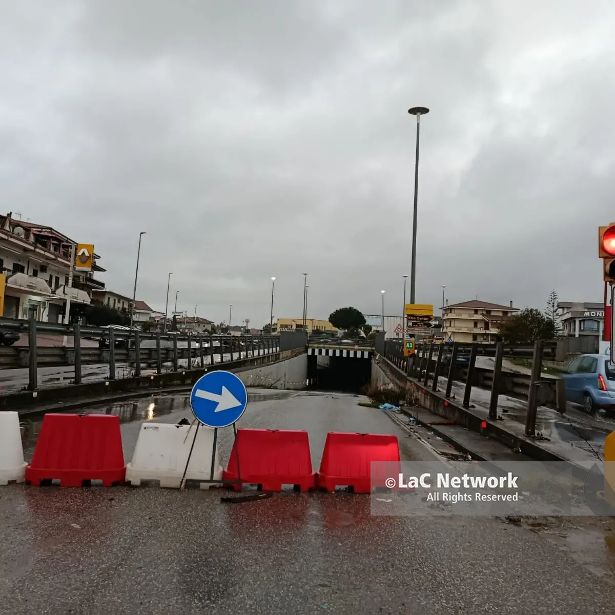 Sottopasso del Vibo Center,\u00A0da un anno e mezzo il semaforo è\u00A0fisso sul rosso: «Da emblema dell’immobilismo a pericolo reale»\n