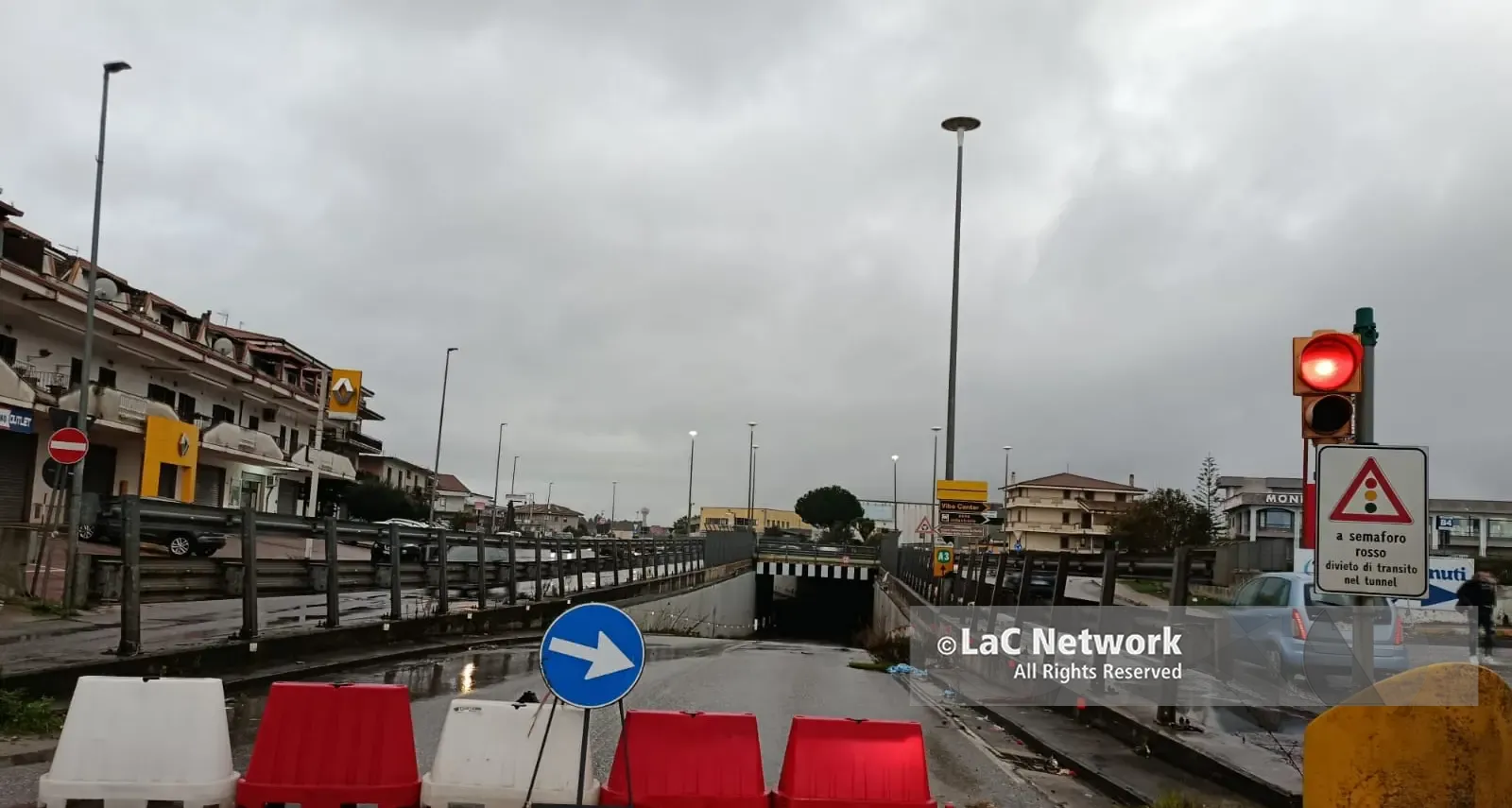 Sottopasso del Vibo Center,\u00A0da un anno e mezzo il semaforo è\u00A0fisso sul rosso: «Da emblema dell’immobilismo a pericolo reale»\n