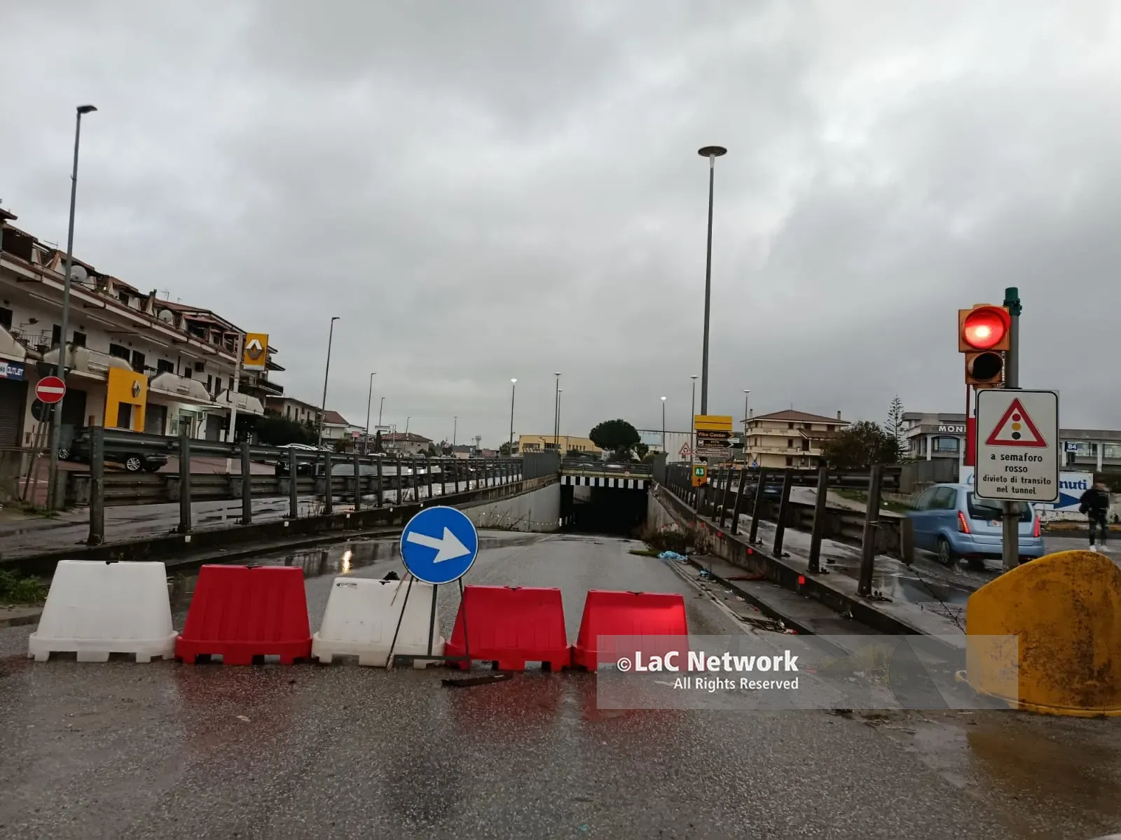 Sottopasso del Vibo Center,\u00A0da un anno e mezzo il semaforo è\u00A0fisso sul rosso: «Da emblema dell’immobilismo a pericolo reale»\n