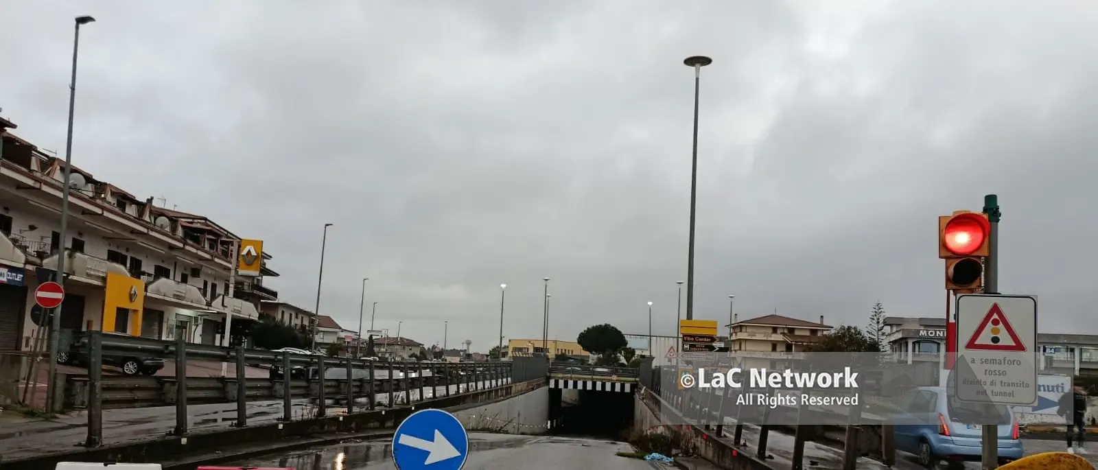Sottopasso del Vibo Center,\u00A0da un anno e mezzo il semaforo è\u00A0fisso sul rosso: «Da emblema dell’immobilismo a pericolo reale»\n