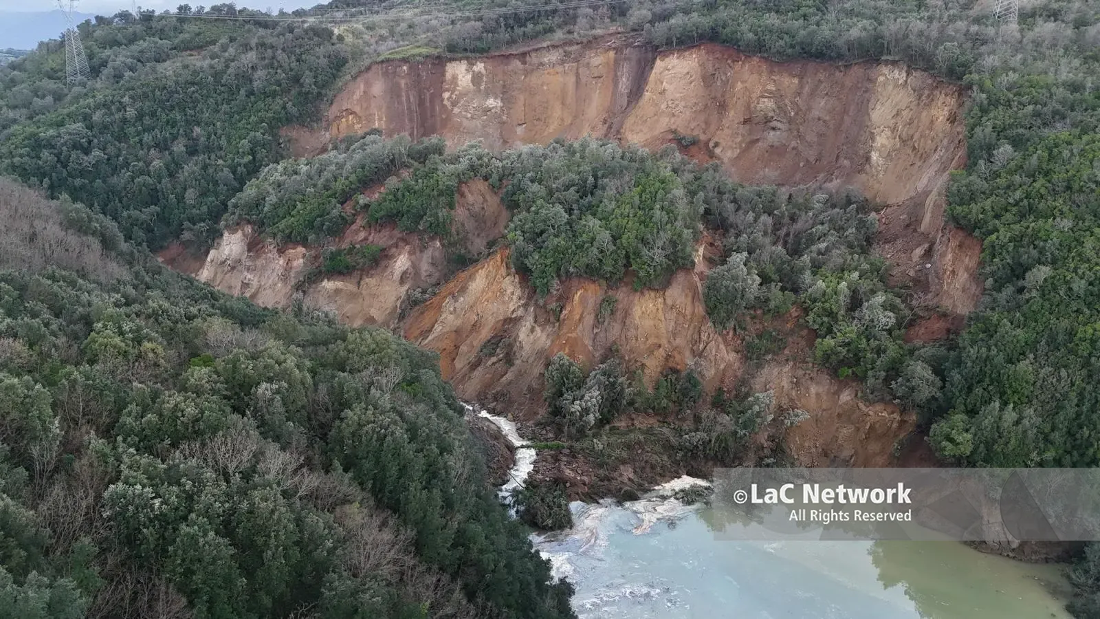 <p>Nuovo distacco della frana di Polia avvenuto stamane</p>\\n