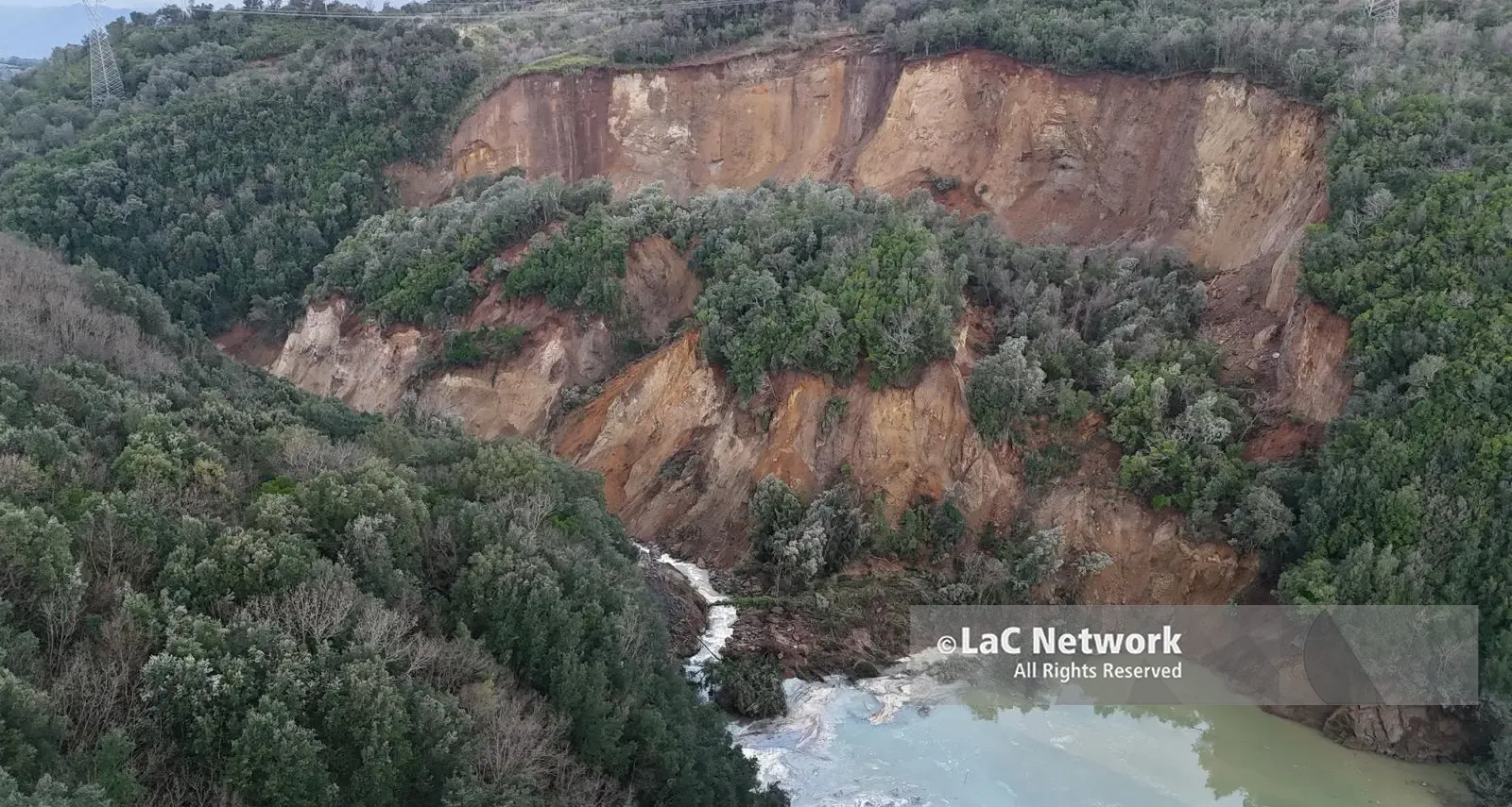 A Polia la collina frana in diretta: a rischio il torrente Serchia e un traliccio dell’alta tensione. Il VIDEO\n