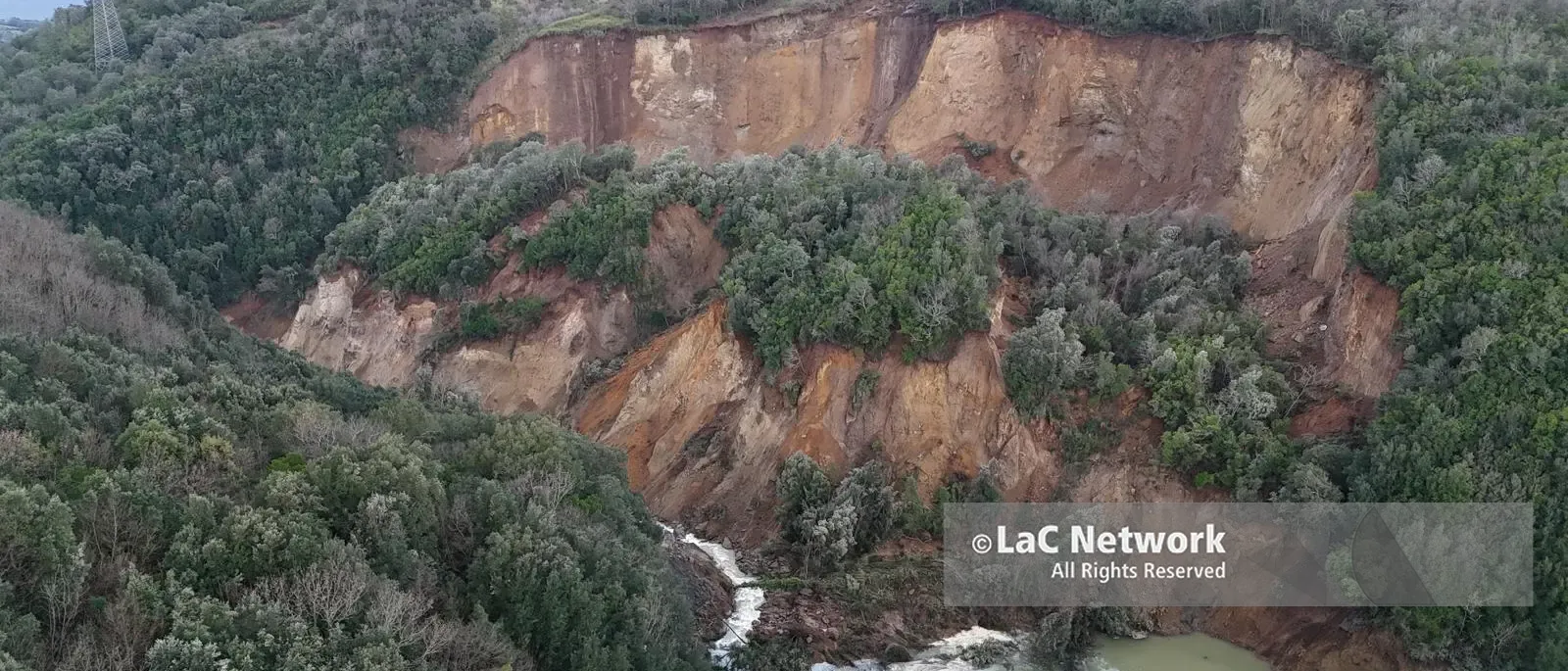 A Polia la collina frana in diretta: a rischio il torrente Reschia e un traliccio dell’alta tensione. Il VIDEO\n