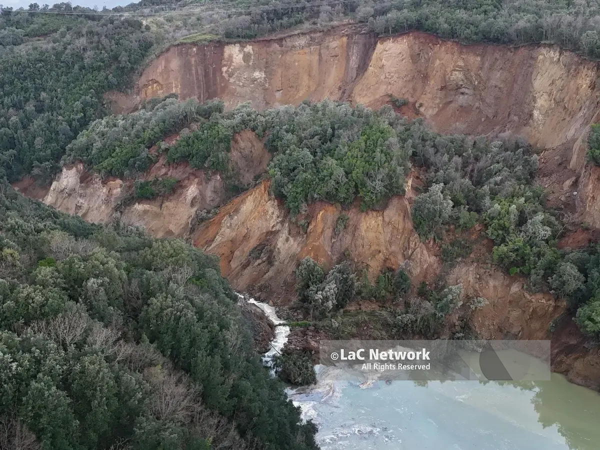 A Polia la collina frana in diretta: a rischio il torrente Reschia e un traliccio dell’alta tensione. Il VIDEO