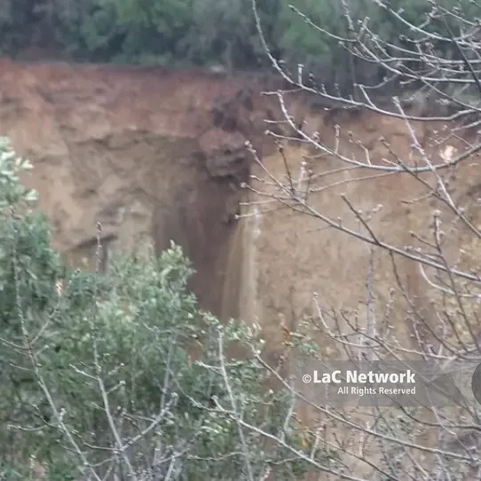 Nel Vibonese la collina frana in diretta: a rischio il torrente Reschia e un traliccio dell’alta tensione\n