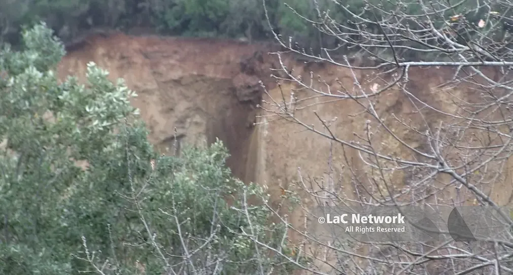 Nel Vibonese la collina frana in diretta: a rischio il torrente Reschia e un traliccio dell’alta tensione\n
