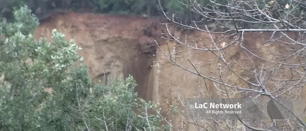 Nel Vibonese la collina frana in diretta: a rischio il torrente Reschia e un traliccio dell’alta tensione\n