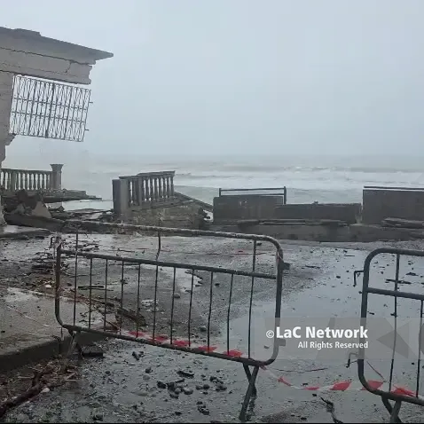 <p>Lungomari distrutti, spiagge scomparse e colline franate: il Tirreno dopo i cicloni è uno scenario di guerra</p>