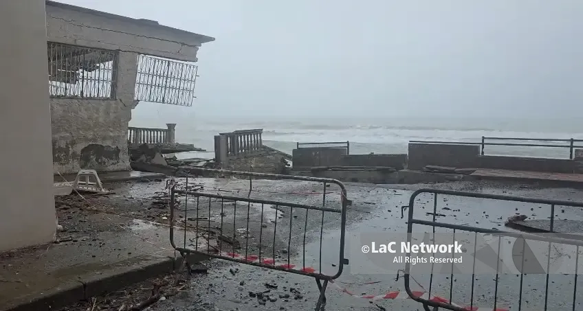 Lungomari distrutti, spiagge scomparse e colline franate:\u00A0il Tirreno dopo i cicloni è uno scenario di guerra\n