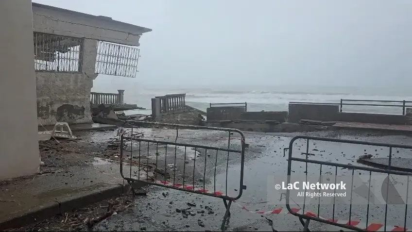 Lungomari distrutti, spiagge scomparse e colline franate:\u00A0il Tirreno dopo i cicloni è uno scenario di guerra\n
