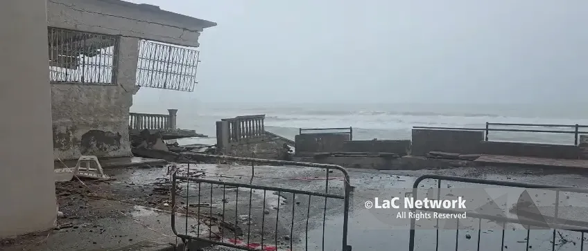Lungomari distrutti, spiagge scomparse e colline franate:\u00A0il Tirreno dopo i cicloni è uno scenario di guerra\n