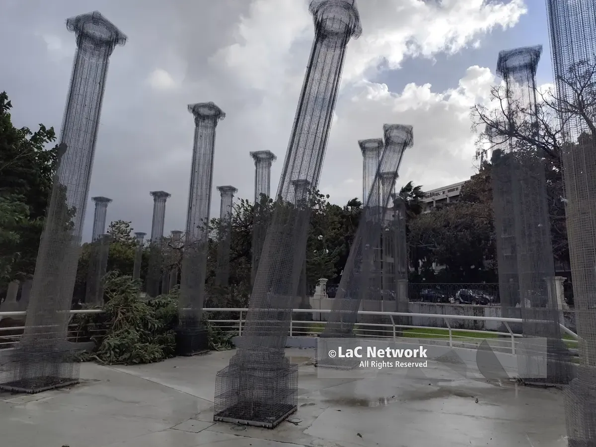 Il forte vento piega le colonne di Tresoldi sul lungomare di Reggio