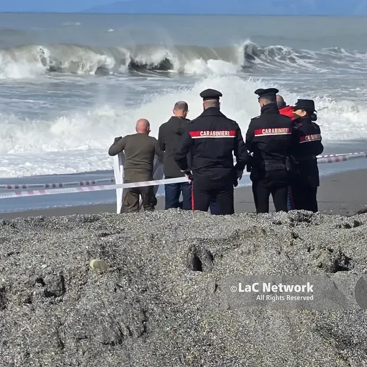 I cicloni passano, il mare accusa: la strage invisibile dei migranti nel Mediterraneo si svela\u00A0sulle coste calabresi\n