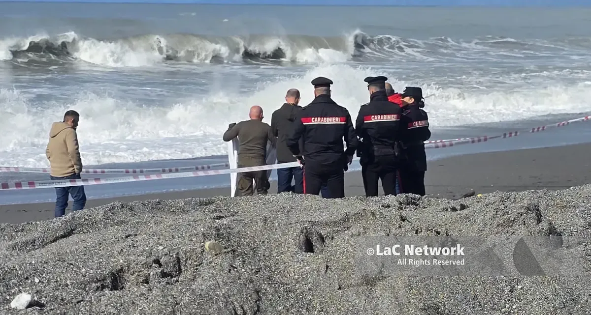 I cicloni passano, il mare accusa: la strage invisibile dei migranti nel Mediterraneo si svela\u00A0sulle coste calabresi\n