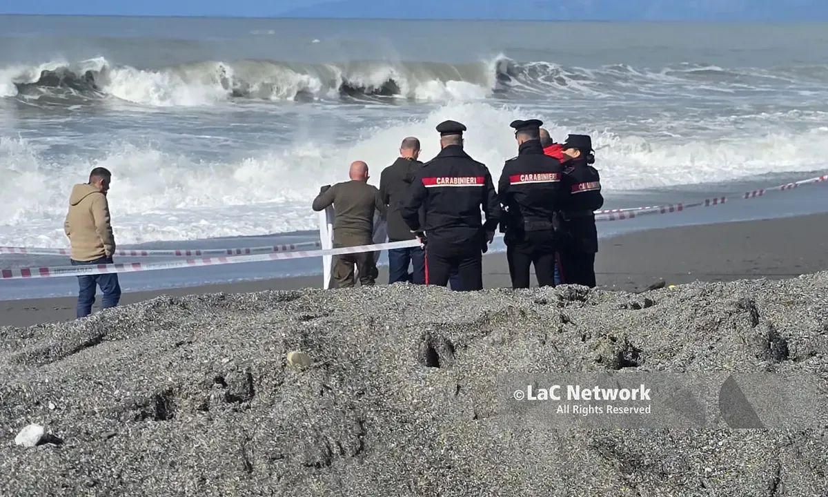 I cicloni passano, il mare accusa: la strage invisibile dei migranti nel Mediterraneo si svela\u00A0sulle coste calabresi\n